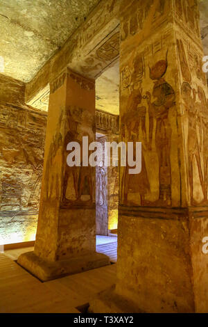 Wandschmuck oder die Reliefs im Innern des Abu Simbel Großen Tempel von Abu Simbel, einem Dorf in Nubien, im südlichen Ägypten, Nordafrika Stockfoto