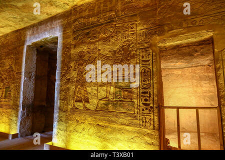 Wandschmuck oder die Reliefs im Innern des Abu Simbel Großen Tempel von Abu Simbel, einem Dorf in Nubien, im südlichen Ägypten, Nordafrika Stockfoto