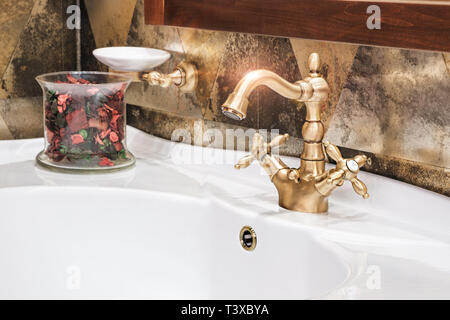 Retro goldenen Wasserhahn im Badezimmer Stockfoto