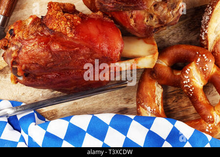 Traditionelle deutsche Küche, Schweinshaxe gebraten ham Hock. brezn bayerische Spezialitäten. Oktoberfest Hintergrund Stockfoto