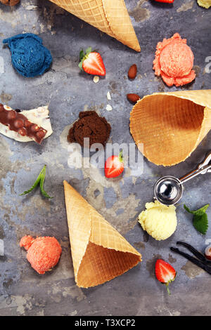 Satz von Eis Kugeln in verschiedenen Farben und Geschmacksrichtungen mit Beeren und Früchte Dekoration. icecream Variation Stockfoto