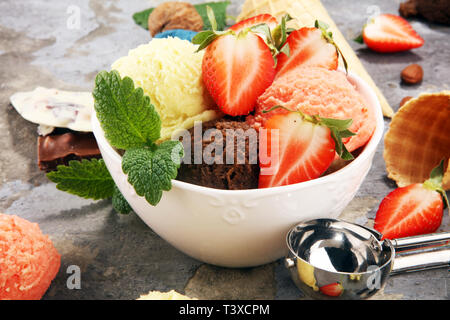 Satz von Eis Kugeln in verschiedenen Farben und Geschmacksrichtungen mit Beeren und Früchte Dekoration. icecream Variation Stockfoto