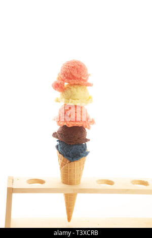 Satz von Eis Kugeln in verschiedenen Farben und Geschmacksrichtungen mit Beeren und Früchte Dekoration. icecream Variation Stockfoto
