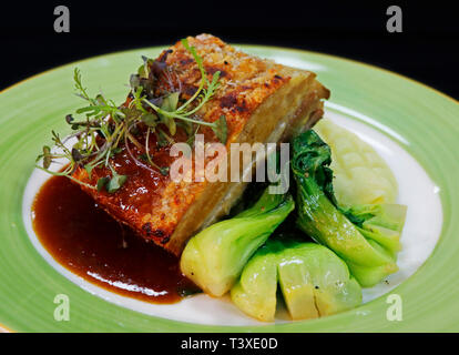 Schweinebauch Knistern mit Brei Kartoffel, saute Bok Choy und Sojasauce Stockfoto