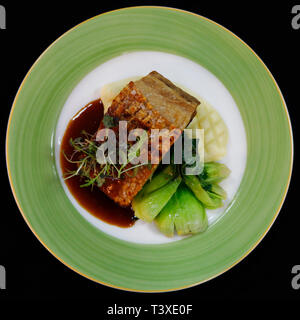 Schweinebauch Knistern mit Brei Kartoffel, saute Bok Choy und Sojasauce Stockfoto