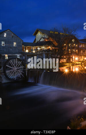 Old Mill Restaurant mit riesigen wasserrad, Wasserfälle und fließende Pigeon River, in Pigeon Forge, Tennessee, USA. Etwas außerhalb von Great Smoky Mountains. Stockfoto