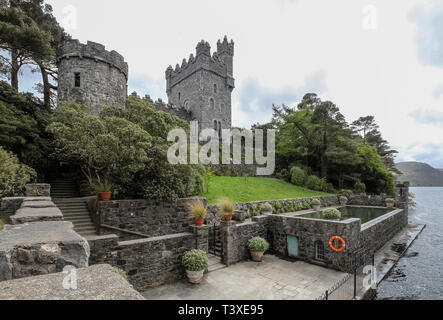 Die open-air Swimming pool und die Mauern der Burg Glenveagh Nationalpark Glenveagh, County Donegal, Irland. Stockfoto