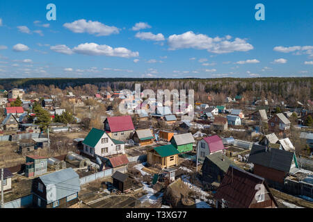 Luftaufnahmen von einem Ferienhaus Dorf mit bunten Häusern, Straßen, grünen Bäumen und Yards. Hubschrauber Drohne Schuß Stockfoto