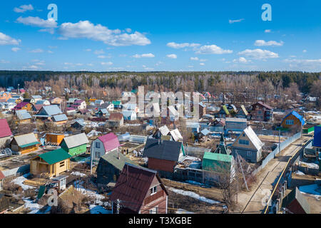 Luftaufnahmen von einem Ferienhaus Dorf mit bunten Häusern, Straßen, grünen Bäumen und Yards. Hubschrauber Drohne Schuß Stockfoto
