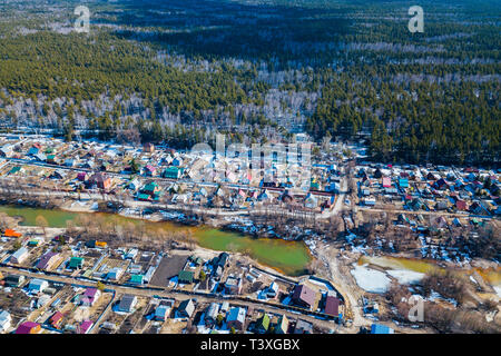 Antenne drone Ansicht eines alten traditiona Dorf im Wald, auf Hintergrund bly Himmel. Stockfoto