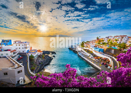 Sonnenaufgang in Puerto de Santiago Stadt, Atlantik Küste, Teneriffa, Kanaren, Spanien Stockfoto