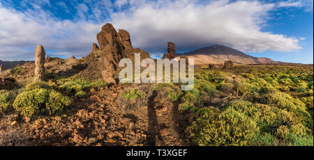 Blick auf die Roques de Garcia Bildung und Teide Vulkan Nationalpark Teide, Teneriffa, Kanarische Inseln, Spanien. Stockfoto