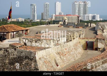 Blick von oben auf die Altstadt von San Felipe Festung über die moderne Skyline der Stadt von Cartagena, Kolumbien Stockfoto