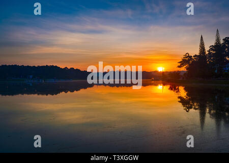 Herrliche Aussicht auf den Sonnenaufgang über Xuan Huong See, Dalat, Vietnam. Panorama Stockfoto