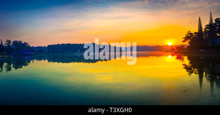 Herrliche Aussicht auf den Sonnenaufgang über Xuan Huong See, Dalat, Vietnam. Panorama Stockfoto