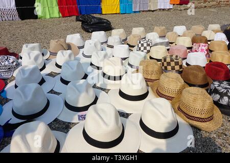 Arrangements von Sun Hüte zum Verkauf in San Felipe Festung, Cartagena, Kolumbien Stockfoto