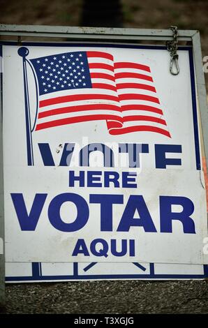 South Elgin, Illinois, USA. Ein zweisprachiger Zeichen an einem Wahllokal hilft, direkte Wähler, wo die Abstimmung. Stockfoto