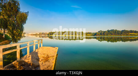 Herrliche Aussicht auf den Sonnenaufgang über Xuan Huong See, Dalat, Vietnam. Panorama Stockfoto