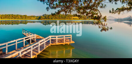 Herrliche Aussicht auf den Sonnenaufgang über Xuan Huong See, Dalat, Vietnam. Panorama Stockfoto