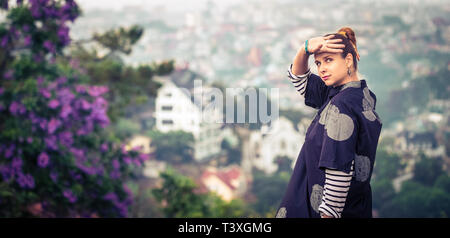 Schöne Frau mit Blick auf die Stadt, Dalat, Vietnam Stockfoto