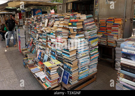 Stall voller Bücher in Parque del centenario, Cartagena, Kolumbien Stockfoto