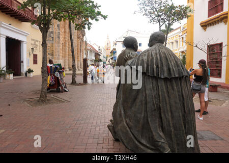 Auf der Suche nach der Statue San Pedro Claver entlang der Calle San Pedro in Richtung Cartagena Kathedrale Stockfoto