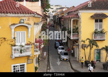 Eine Straße mit Häusern im Kolonialstil aus gesehen auf der Stadtmauer von Cartagena Stockfoto