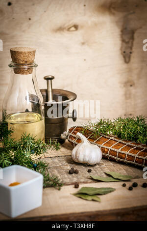 Lebensmittel, Gewürze und Olivenöl auf einem Holztisch Stockfoto
