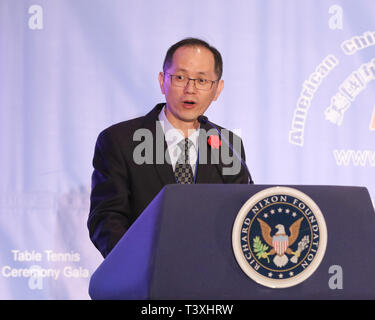 Yorba Linda, Kalifornien, USA. 10. April 2019. Stellvertretende Generalkonsul Yuanqiang Shi von China spricht an der 48. Jahrestag der "Ping-Pong-Diplomatie". Stockfoto