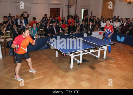 Yorba Linda, Kalifornien, USA. 10. April 2019. Jun Gao, Coach, US-Tischtennis Mannschaft, und Errol Resek 1971 US-Team, spielen die Übereinstimmung von Tischtennis. Stockfoto