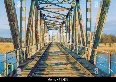 Stadt Riga, Lettland. Altes Eisen Brücke. Gebrochene Bau- und Blick in die Natur, Fluss. Reisen Foto 2019. 11.04. Stockfoto