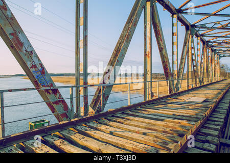 Stadt Riga, Lettland. Altes Eisen Brücke. Gebrochene Bau- und Blick in die Natur, Fluss. Reisen Foto 2019. 11.04. Stockfoto