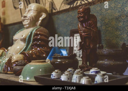 Alte Ton Figuren von Buddha in Antique Shop in China Stockfoto