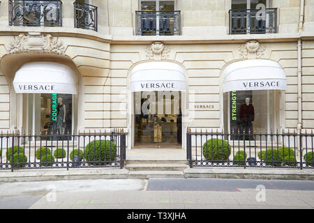 PARIS, Frankreich, 22. JULI 2017: Versace mode Luxus store in der Avenue Montaigne in Paris, Frankreich. Stockfoto