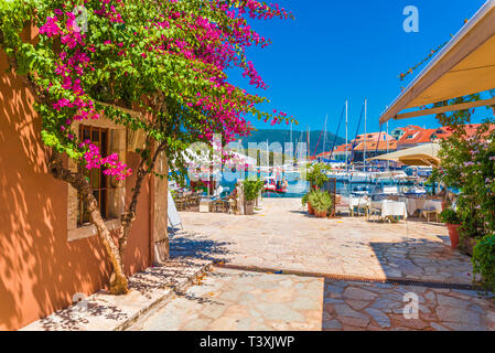 Fiskardo Dorf und Hafen auf Kefalonia ionische Insel, Griechenland. Stockfoto