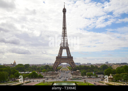 PARIS, Frankreich, 23. JULI 2017: Eiffelturm in Paris, die Skyline in einem bewölkten Tag in Frankreich Stockfoto