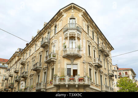 TURIN, Italien, 10. SEPTEMBER 2017: Art Nouveau Gebäude Architektur Ecke mit Blumenschmuck in Turin, Italien Stockfoto