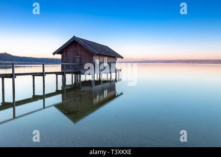 Bootshaus am Ammersee in der Morgendämmerung Stockfoto