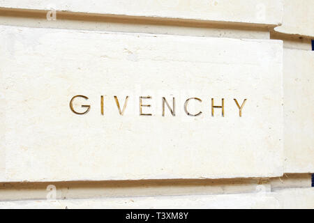 PARIS, Frankreich, 22. JULI 2017: Givenchy, Luxus mode Zeichen in Stein in der Avenue George V in Paris, Frankreich, geschnitzt. Stockfoto