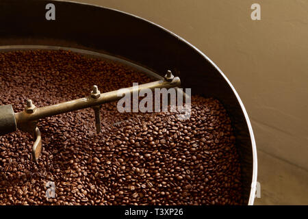 Kaffeebohnen Rösten in industriellen Kessel Stockfoto