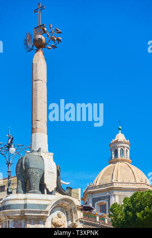 Schwarz elpehant mit Obelisk auf der Rückseite der Piazza del Duomo in Catania - Symbol der Stadt Catania. Sizilien, Italien. Von dem Architekten Giovan erstellt Stockfoto