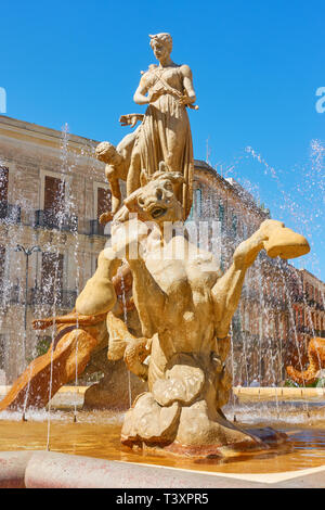 Springbrunnen von Diana in Syrakus, Sizilien, Italien Stockfoto