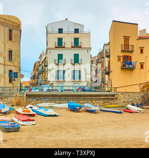 Boote am Strand und alten bunten Häuser am Meer in Cefalu in Sizilien, Italien Stockfoto