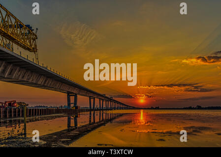 Kronprinzessin Mary Bridge im Sunrise, die Brücke und den Bau kran spiegeln sich im Wasser, Frederikssund, Dänemark, 19. März 2019 Stockfoto