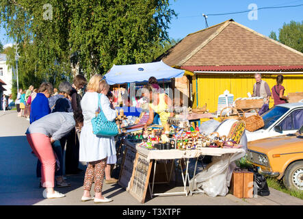 KIRILLOV, Russland - August 08, 2016: Toutists kaufen Souvenirs in der Nähe von Kloster Kirillov, Kirillov, Russland Stockfoto