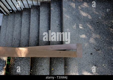 Moderne Treppe, Treppen in Gebäude aus Stahlbeton, Holz Geländer in Gebäude, Neue betontreppen im Bürogebäude Stockfoto