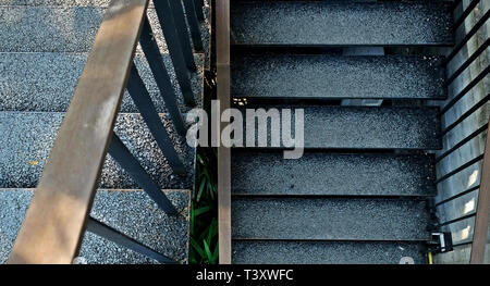 Moderne Treppe, Treppen in Gebäude aus Stahlbeton, Holz Geländer in Gebäude, Neue betontreppen im Bürogebäude Stockfoto