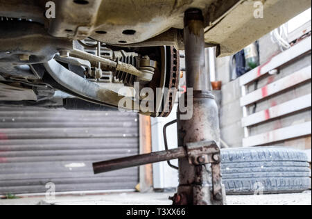Krasnodar, Russland - 18. Oktober 2017: Drehmomentschlüssel und anderen Werkzeugen in der Garage. Stockfoto