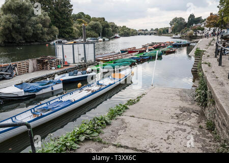 Boote für Ausflüge entlang der Flussufer in Richmond upon Thames, Surrey, England, UK günstig Stockfoto