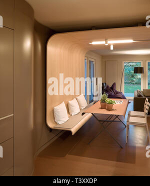 Holz- Bank und Tisch bedeckt von Schnee in einem verschneiten Wald